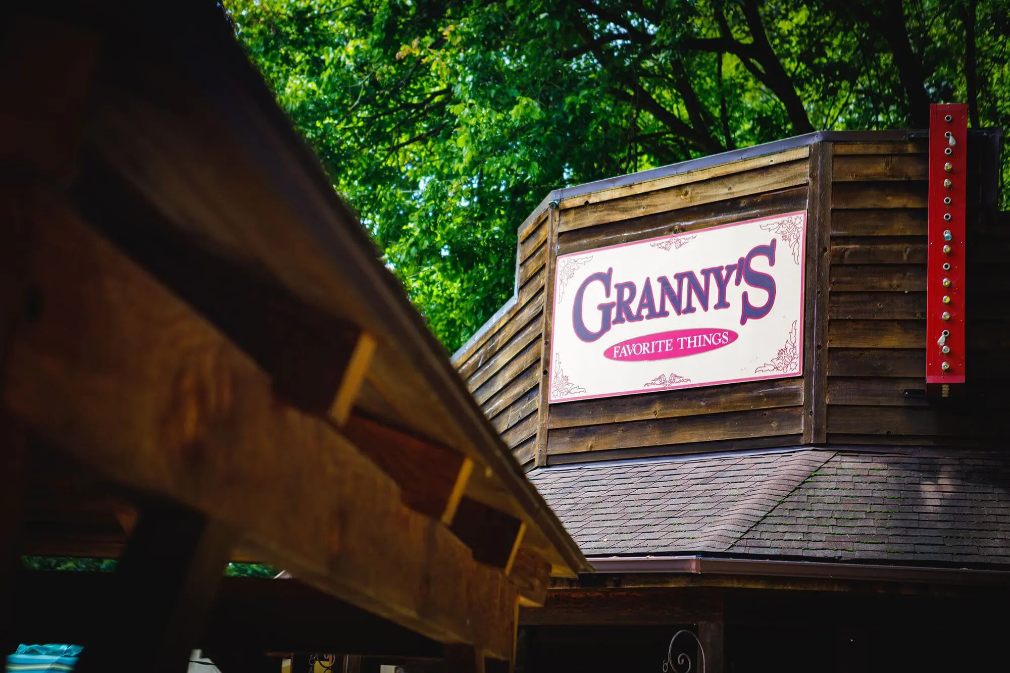 Sign outside of the Meramec Caverns gift shop for Granny's Favorite Things