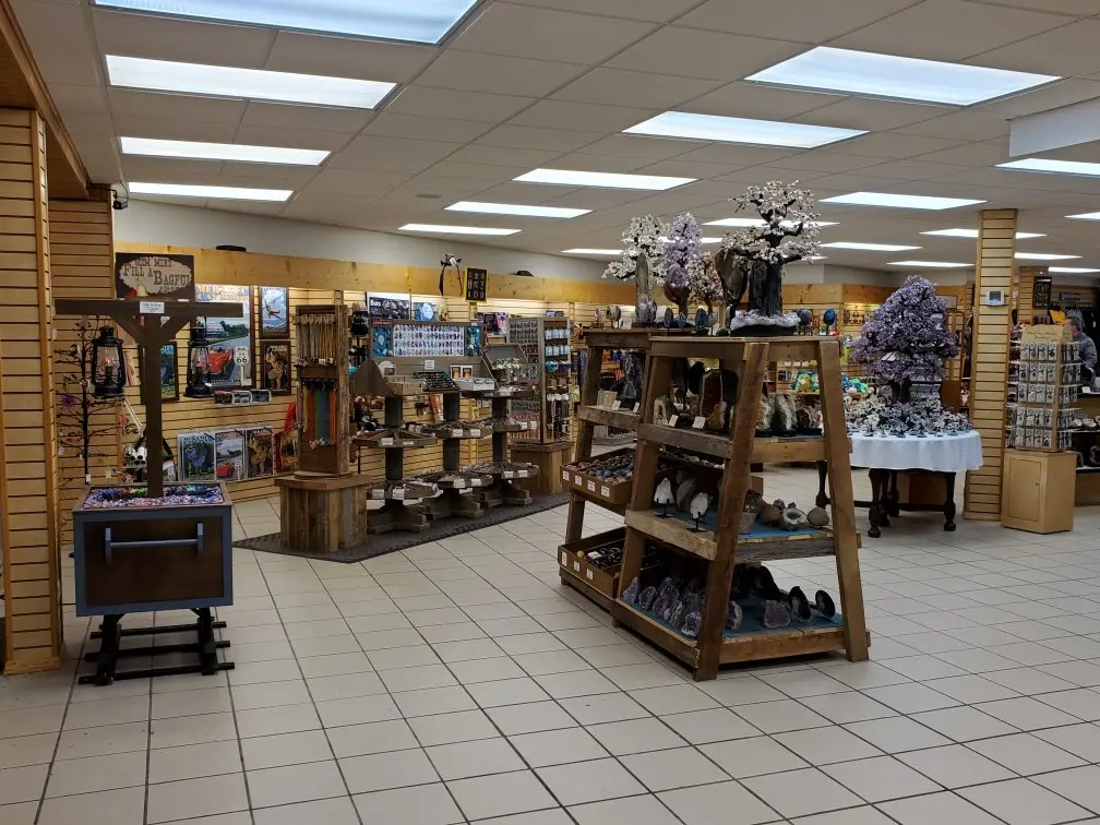 Various decorations for sale at the Meramec Caverns gift shop